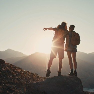 Paar beim Sonnenaufgang am Berg – Outdoor-Abenteuer & Freiheit
