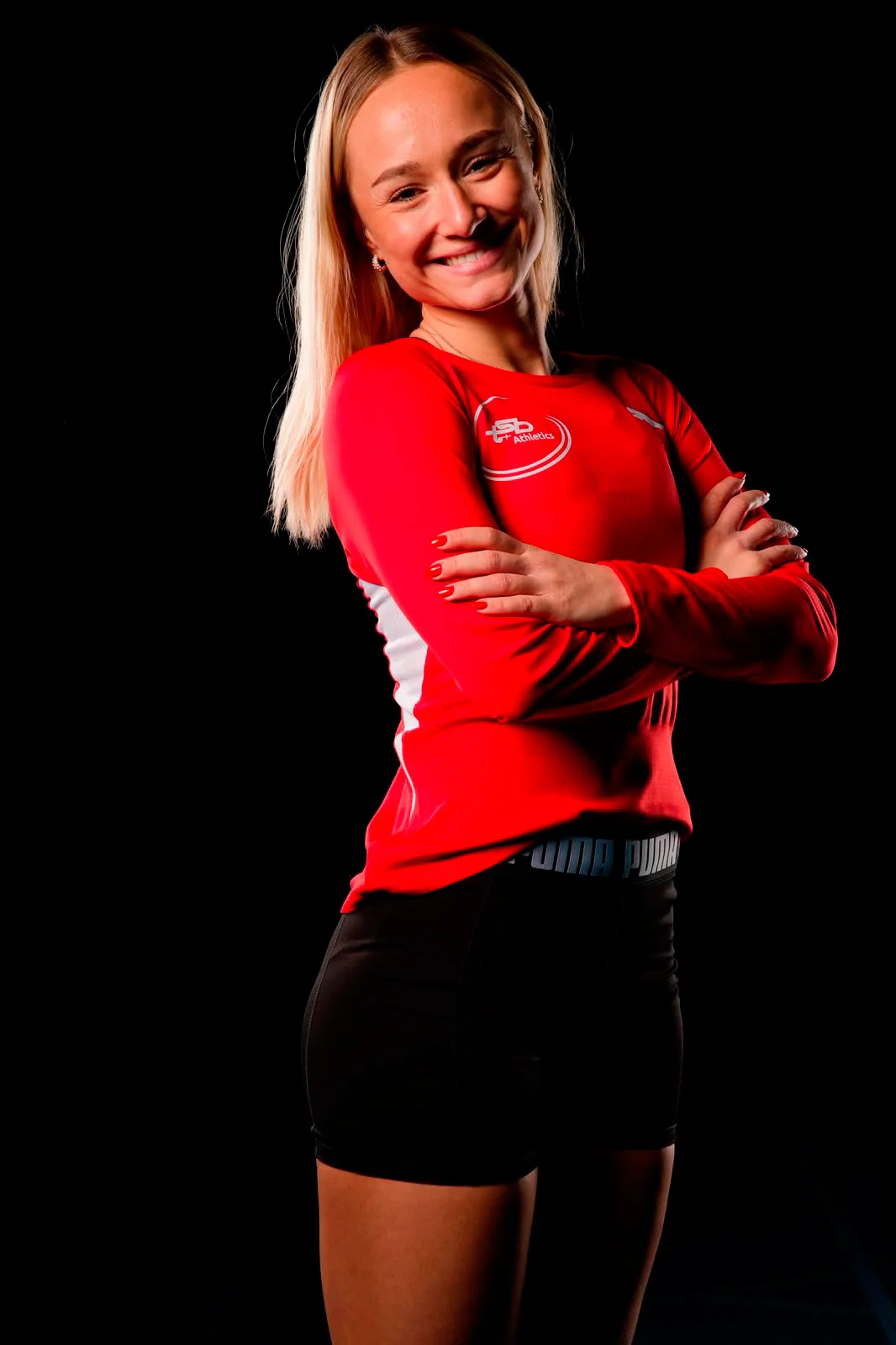 Leana Scholz im roten Sportoberteil mit verschränkten Armen