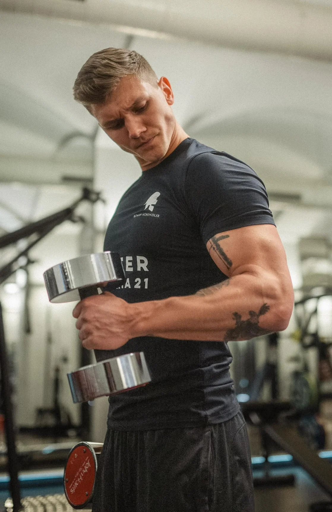 Roman Schindler trainiert mit einer Kurzhantel im Gym