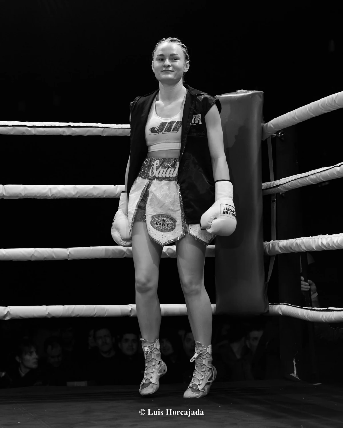 Profiboxerin Sarah Maria Liegmann in Schwarz-Weiß im Boxring