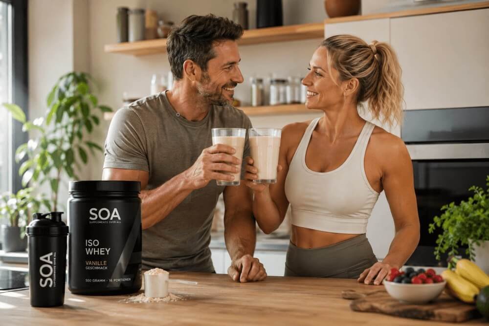 Mann und Frau trinken Protein-Shake in der Küche neben einer Dose SOA Iso Whey Vanille